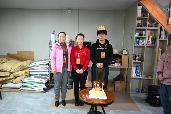 君浩环保为员工开生日趴